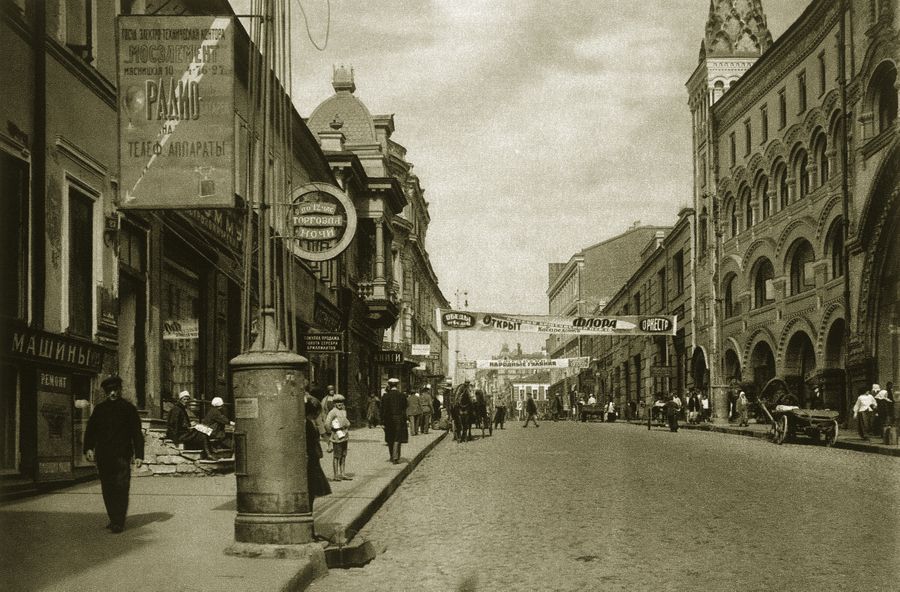 Москва, Тверская улица 1924–1928 годов, справа — Саввинское подворье до передвижки Москва, Тверская улица 1924–1928 годов, справа — Саввинское подворье до передвижки