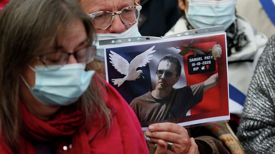 Тысячи людей во Франции вышли на митинги в память о Сэмюэле Пати/REUTERS. Pascal Rossignol Тысячи людей во Франции вышли на митинги в память о Сэмюэле Пати/REUTERS. Pascal Rossignol
