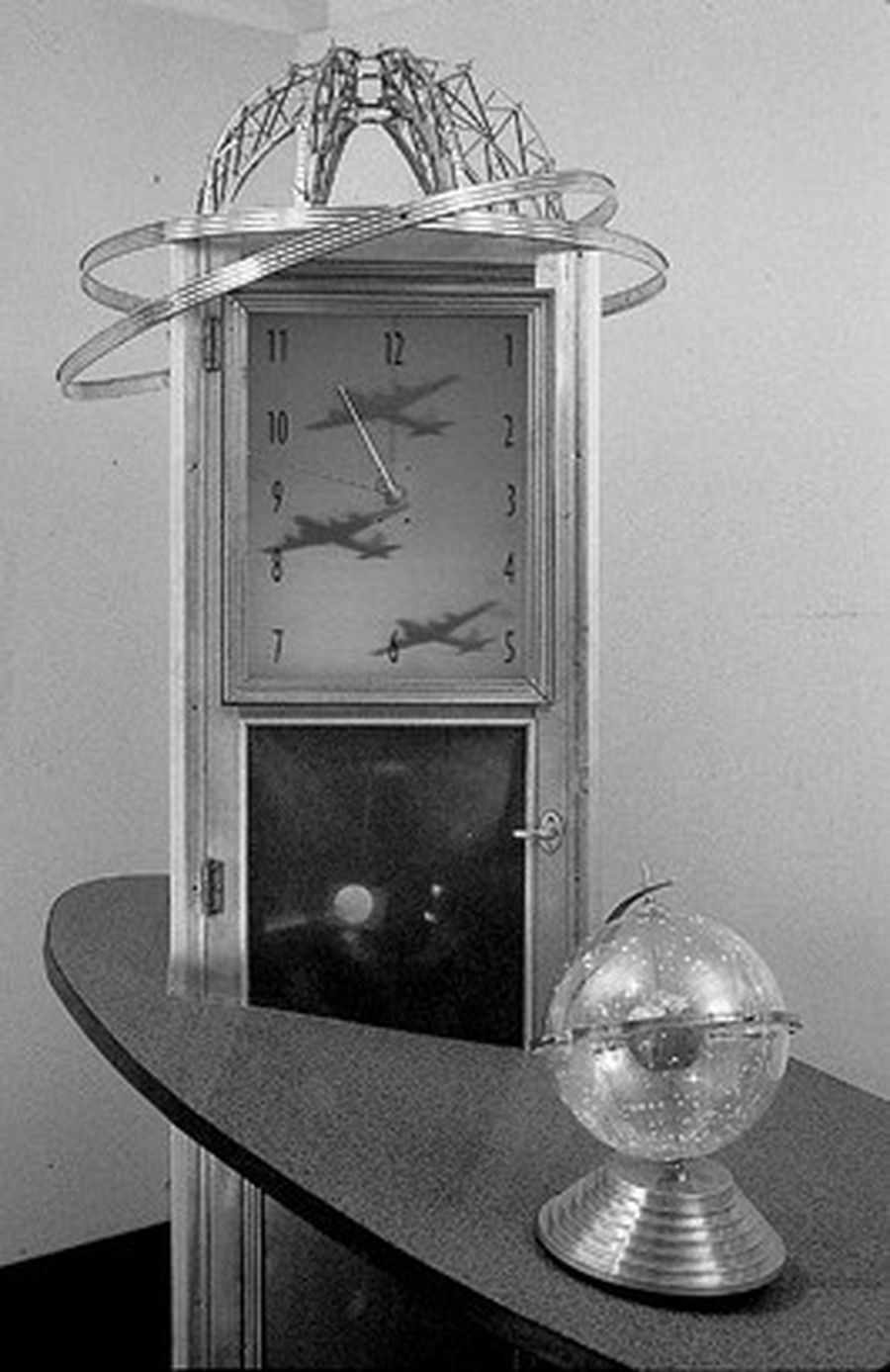 Кен Фейнголд. Детство/Горячая и холодная война (Видимость природы), 1993. Для Фейнголда зритель становится участником процесса. В этой интерактивной инсталляции прикосновение к глобусу на столе запускает череду заимствованных из культуры 1950–1960-х Кен Фейнголд. Детство/Горячая и холодная война (Видимость природы), 1993. Для Фейнголда зритель становится участником процесса. В этой интерактивной инсталляции прикосновение к глобусу на столе запускает череду заимствованных из культуры 1950–1960-х