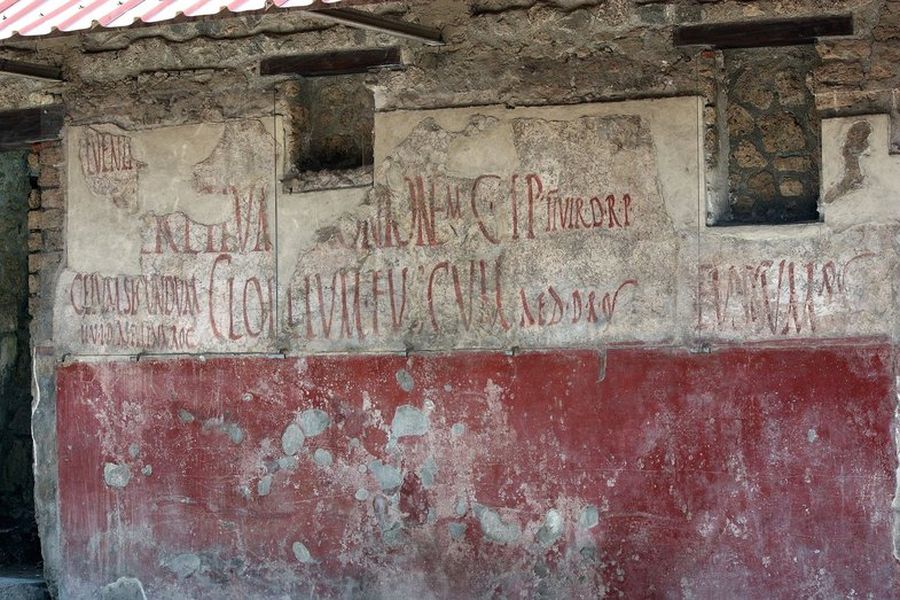 Древнеримские граффити на стене таверны Асселины на «улице Изобилия» в Помпеях. Около 79 г. н. э Древнеримские граффити на стене таверны Асселины на «улице Изобилия» в Помпеях. Около 79 г. н. э